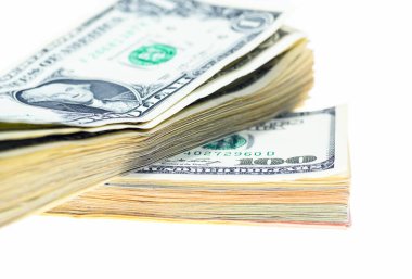 Beyaz arka planda izole edilmiş Amerikan doları paketleri