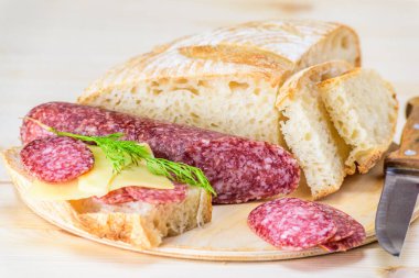 Salamlı ve peynirli sandviç.