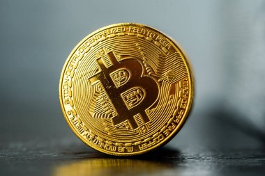 Koyu arkaplanda bitcoin