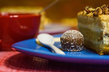 Yakın plan cevizli bir dilim kek..