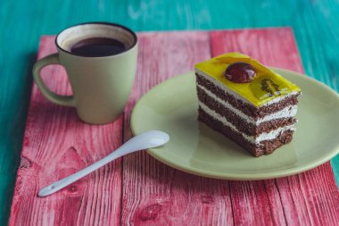 Tahta bir arka planda, bir tabakta duran sünger keki..