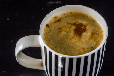 Siyah ahşap arka planda kahve fincanı..