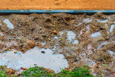 Pislik, yağmurdaki su birikintileri.