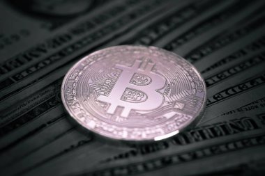 Dolar arkaplanına karşı bitcoin