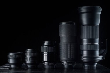 fotoğraf objektifleri koyu arkaplanda bir sırada