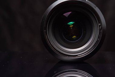 Karanlık bir arkaplanda tozlu fotoğraf lensi