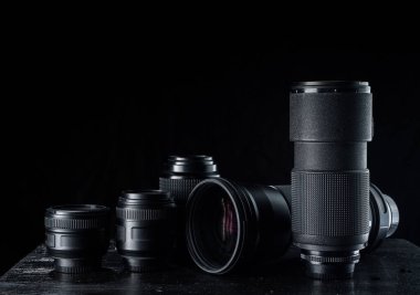 Siyah arkaplanda fotoğraf lensleri