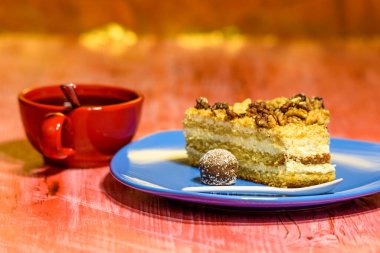 Yakın plan cevizli bir dilim kek..