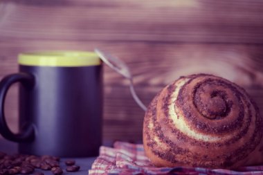 Tarçınlı çörek ve kahve.