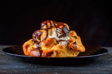 Ahşap arka planda kahve ve çikolata ekleriName