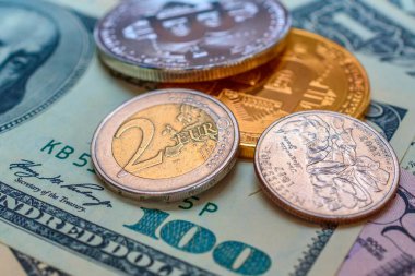 Dolar arkaplanına karşı bitcoin