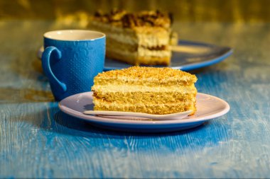 Cevizli kek, ahşap arka planda bir fincan kahvenin yanında..