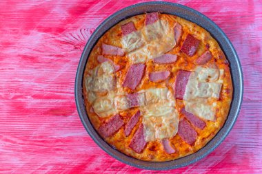 Peynirli ve jambonlu pizza. Fotoğraflı yakın plan..