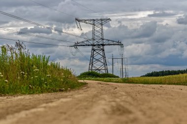 Karanlık bulutların arka planına karşı güç hattı