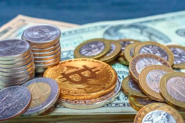Dolar arkaplanındaki Bitcoin şifreli para