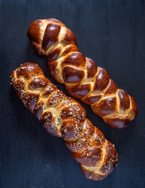 Ahşap arka planda lezzetli bir challah.