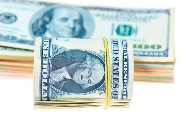 Bir tomar para ve izole edilmiş bir yığın dolar. 