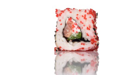Suşi beyaz arka planda izole edilmiş..