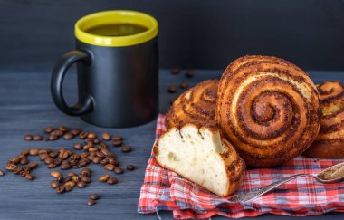 Tarçınlı çörek ve kahve.