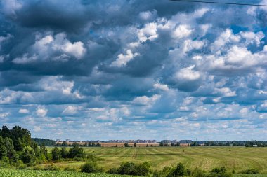 Uzakta mavi bir gökyüzünde beyaz bulutlar görünür bir şehir. ..