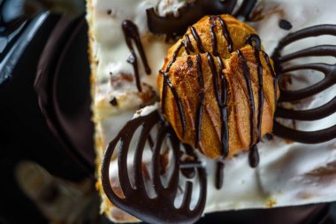 Bir parça tiramisu keki yakın çekim..