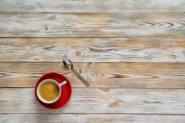 Hafif ahşap arka planda bir fincan kahve.