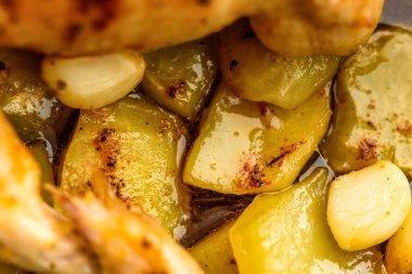 Patatesle pişirilmiş tavuk.