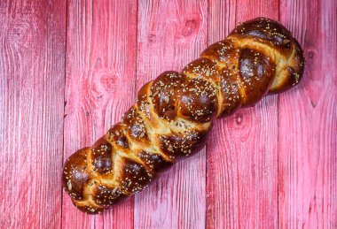 Ahşap arka planda lezzetli bir challah.