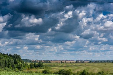 Uzakta mavi bir gökyüzünde beyaz bulutlar görünür bir şehir. ..