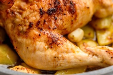 Patatesle pişirilmiş tavuk.