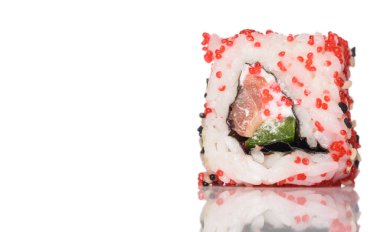 Suşi beyaz arka planda izole edilmiş..