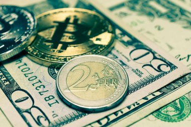 Dolar arkaplanına karşı bitcoin