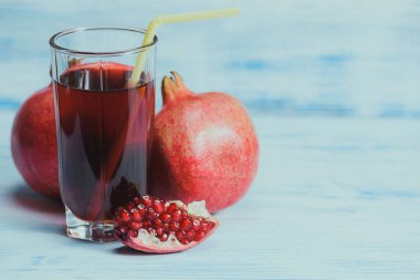 Nar suyu ve nar meyveli cam deney şişesi. 