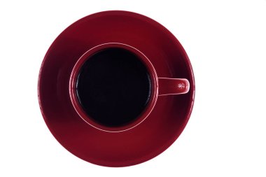 Beyaz arka planda izole edilmiş kırmızı tabakta bir fincan kahve.
