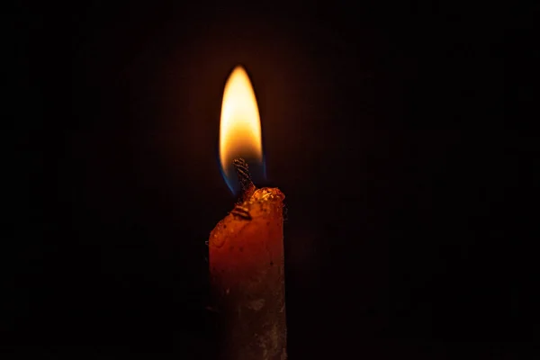 Пламя Горящей Свечи Темном Фоне — стоковое фото