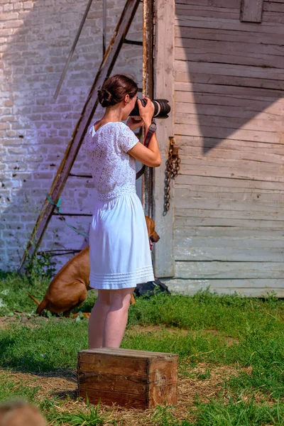 Chica Irreconocible Con Una Cámara Aire Libre Cerca Establo — Foto de Stock