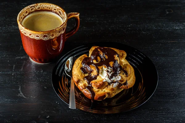 Vista Uma Xícara Café Chocolate Eclairs — Fotografia de Stock