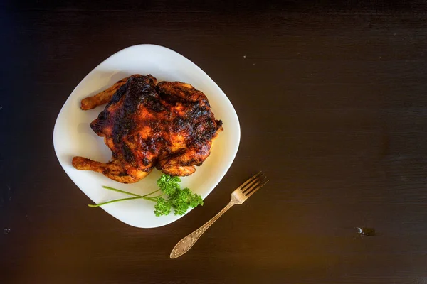 Ayam Panggang Dengan Latar Belakang Kayu Yang Gelap — Stok Foto