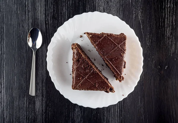 Pedazo Pastel Chocolate Plato Blanco Una Espalda Madera Oscura — Foto de Stock