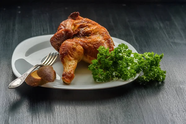 Ayam Goreng Piring Putih Pada Latar Belakang Kayu Gelap — Stok Foto