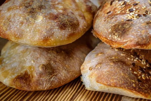 Hausgemachtes Brot Auf Holzgrund — Stockfoto