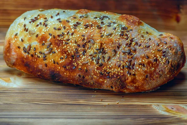 Pane Fatto Casa Uno Sfondo Legno — Foto Stock