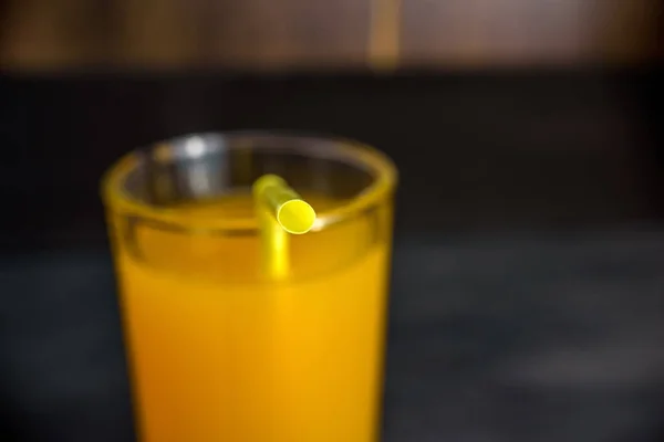 Naranjas Zumo Naranja Sobre Fondo Oscuro Madera —  Fotos de Stock