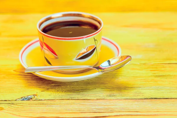 Una Taza Amarilla Sobre Fondo Madera —  Fotos de Stock