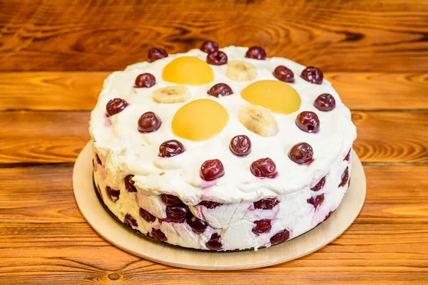 Torta Gelatina Con Ciliegie Uno Sfondo Legno — Foto Stock