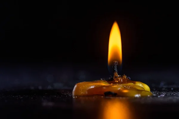 어두운 배경을 배경으로 불타는 — 스톡 사진