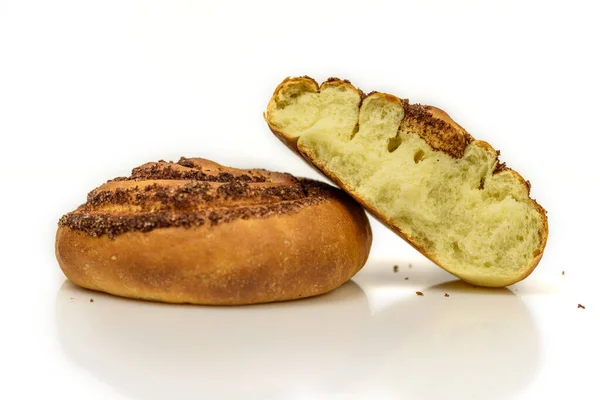 Gedrehtes Brötchen Mit Zimt Isoliert Auf Weißem Hintergrund — Stockfoto