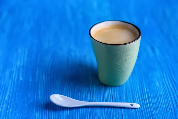 Uma Xícara Café Fundo Madeira Turquesa Lado Uma Colher Cerâmica — Fotografia de Stock