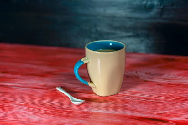 Uma Caneca Café Fresco Sobre Fundo Madeira Vermelho — Fotografia de Stock