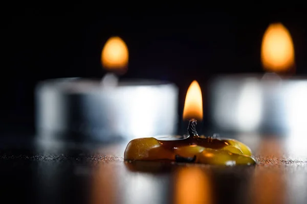 Uma Vela Acesa Contra Fundo Escuro Close — Fotografia de Stock